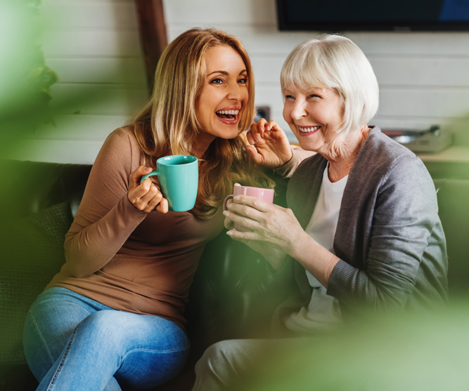Beitragsbild: Meine Leistungen | 2 Damen unterhalten sich fröhlich bei einer Tasse Kaffee.