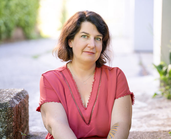 Martina Pietsch wachsenimwechsel schaut freundlich lächelnd in die Kamera