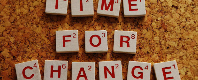 Blog | Veränderung, Wachsen im Wechsel Martina Pietsch, Time for Change mit Scrabblesteinen geschrieben, auf Kork-Hintergrund