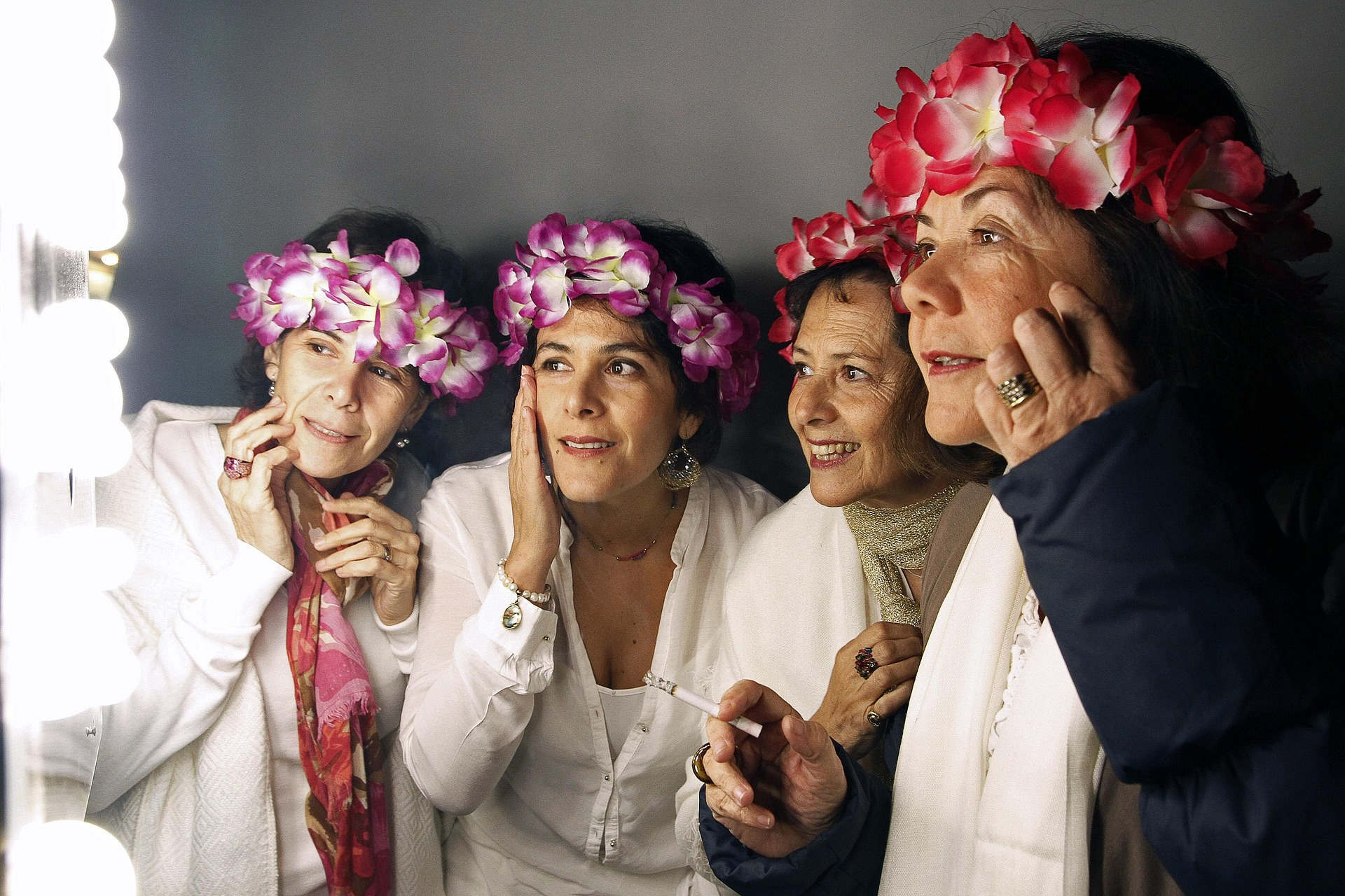 portrait-1152831_1920 Veränderungskurve Wachsen im Wechsel | Martina Pietsch vier ältere Frauen mit Blumenkränzen im Haar bewundern sich in einem beleuchteten Spiegel
