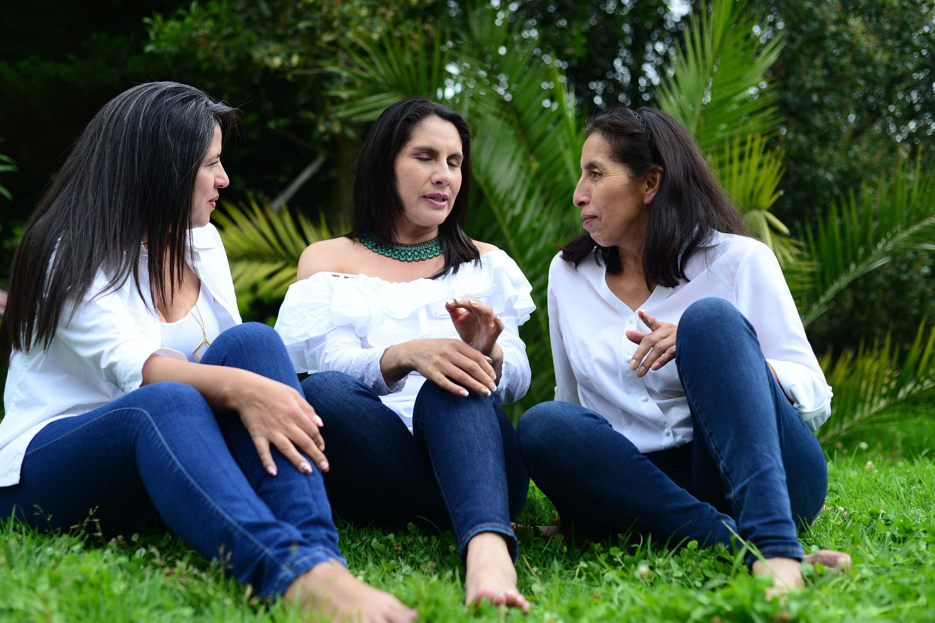 women-4027275_1920 Veränderungskurve Wachsen im Wechsel | Martina Pietsch drei Frauen in weißen Blusen und Jeans sitzen im Gras und unterhalten sich