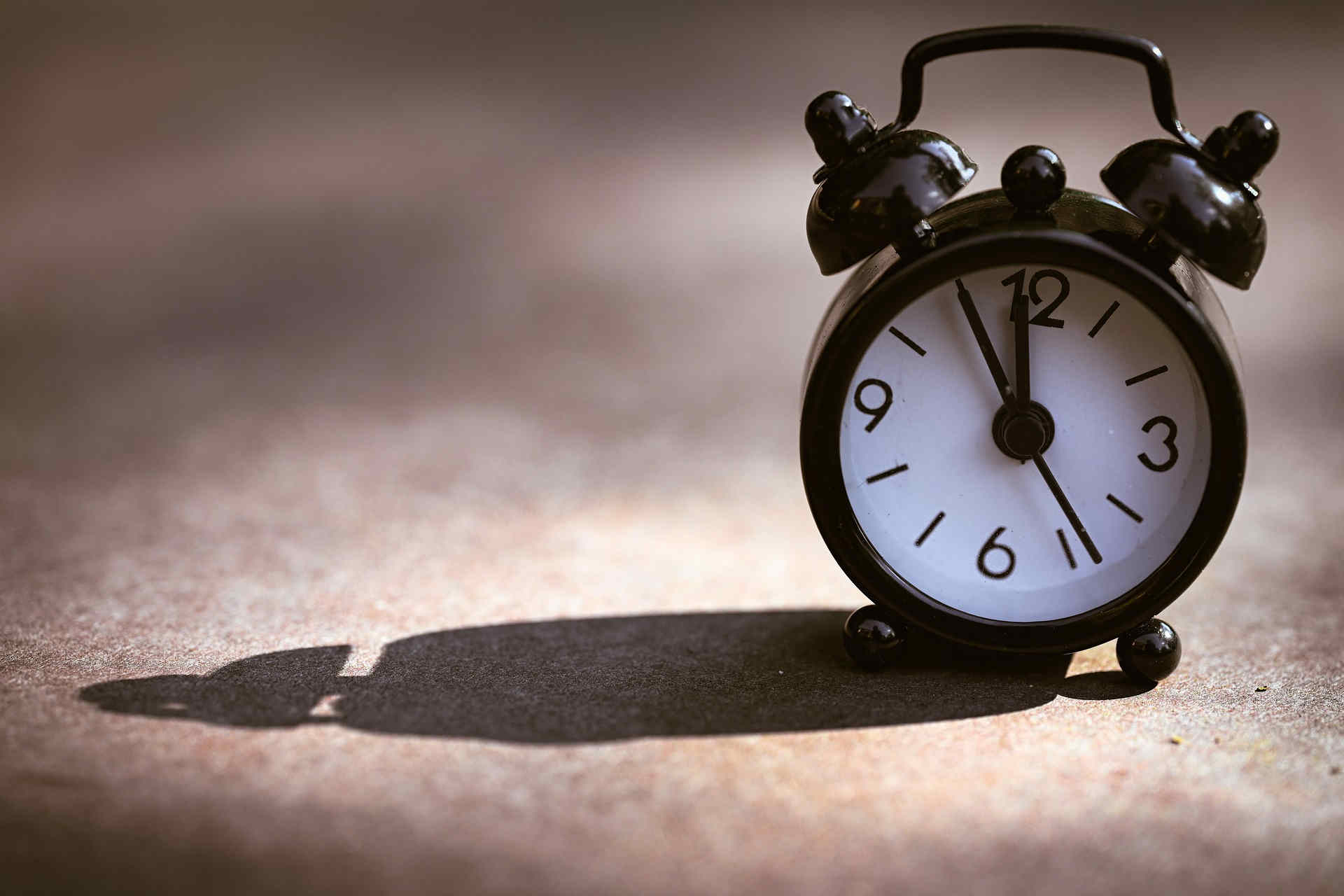 Blog | Schlaf Wachsen im Wechsel Martina Pietsch, Schwarzer altmodischer Wecker mit Weißem Zifferblatt